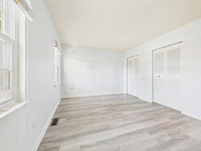 Building Photo - 8811 Hunter Ridge Dr