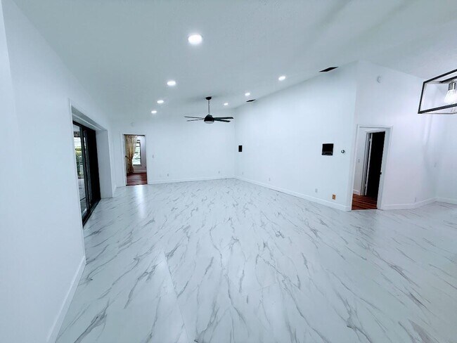 Building Photo - 465 SE Naranja Ave