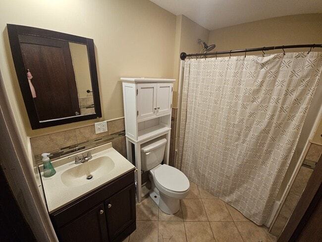 Building Photo - 465 Beecher St