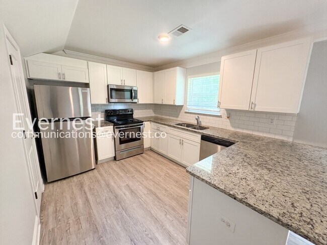 Building Photo - 3 Bed/2.5 Bath Home with Garage / Pet-Friendly / Coming Soon!