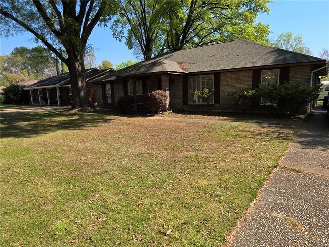 Building Photo - 744 Ledyard Pl