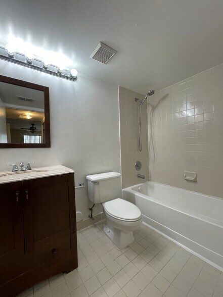 Building Photo - 2881 N Oakland Forest Dr