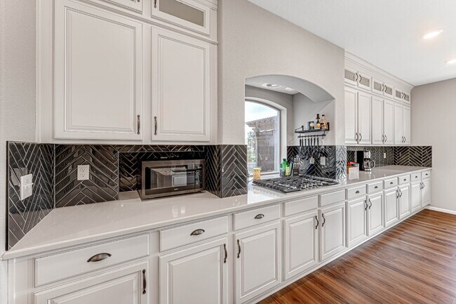 Building Photo - $4,795.00, 5 bed, 3.5 bath located in Denver.