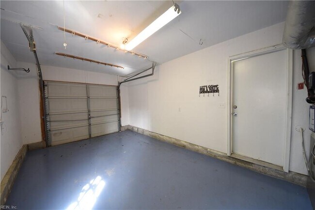 Building Photo - 1549 River Creek Crescent
