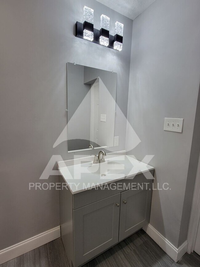 Building Photo - Craftsman Style 2 Bd 1.5- Ba Single Family Home with carport in North Knox!