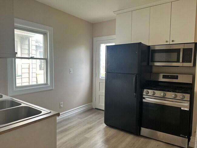 Building Photo - SINGLE FAMIKY FOR RENT IN MAPLEWOOD LOCATION !