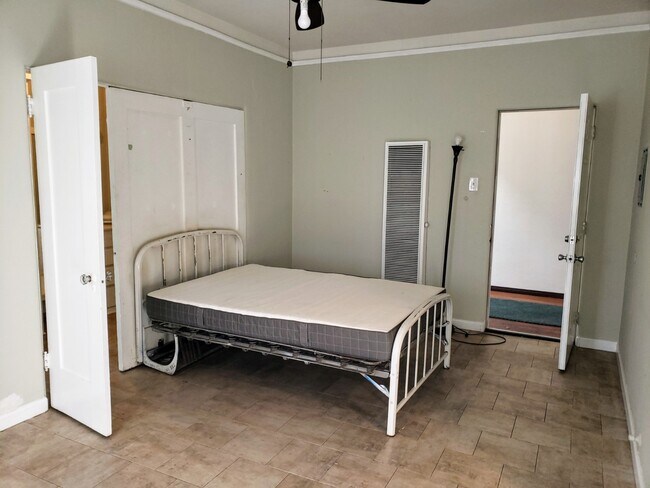 Building Photo - 723 E 3rd St