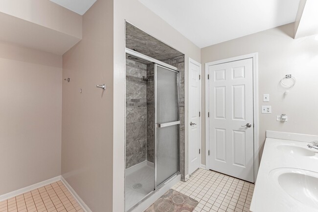 Building Photo - 305 Creekside Dr