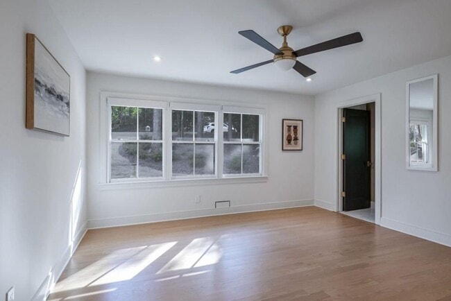 Building Photo - 1007 Somerset Dr NW