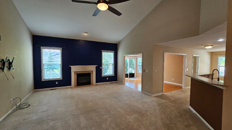 Building Photo - 647 Knolls St W