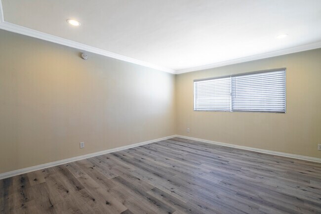 Building Photo - 5354 Lindley Ave