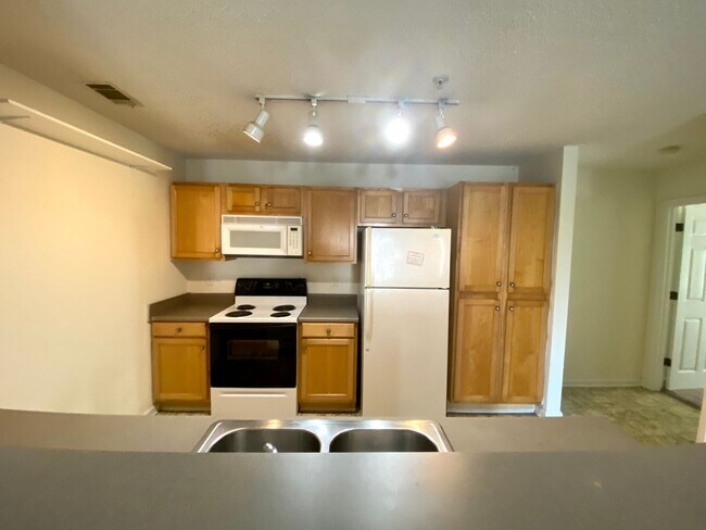 Building Photo - 3 Bedroom Condo at Hart's Cove!