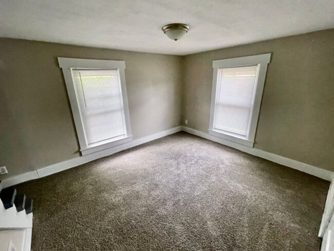 Building Photo - Spacious 3Bd; 1Ba Single Family Home