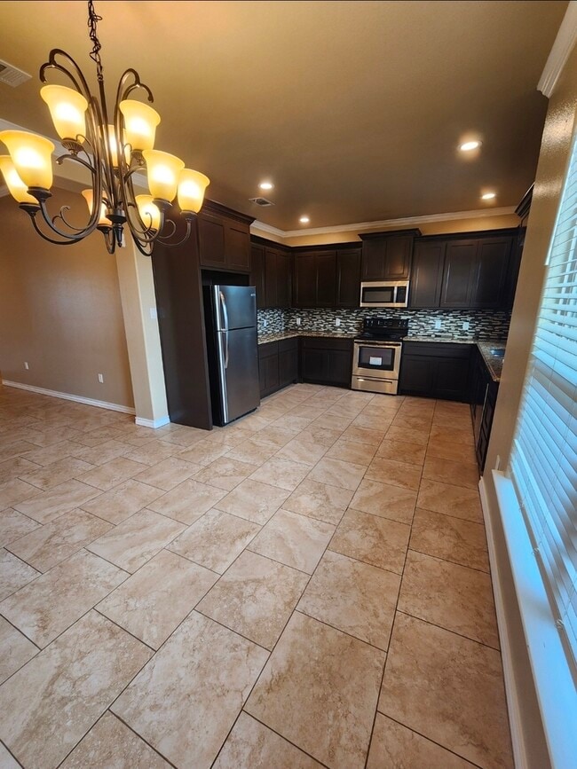 Building Photo - 3 bed 2 bath home