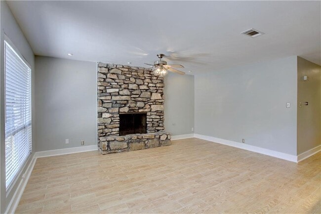 Building Photo - 2313 La Casa Dr