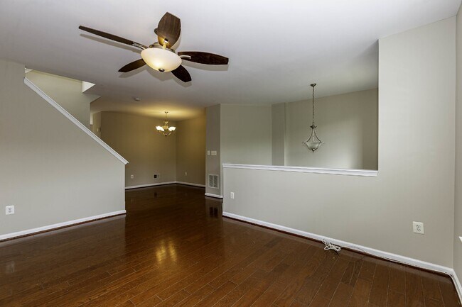 Building Photo - 4 BR Townhouse in Idlewild