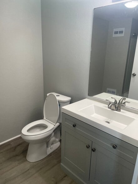 Building Photo - 2010 River Dr N