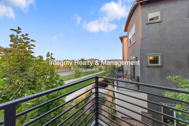 Building Photo - 3 Bed/2.5 Bath Townhome, 1999 sq ft, 2160 Meadows Blvd Unit A