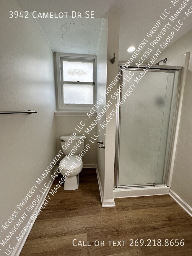 Building Photo - 3942 Camelot Dr SE