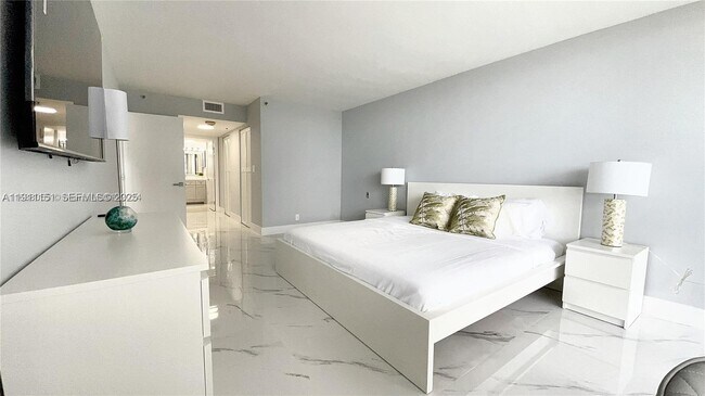 Building Photo - 1717 N Bayshore Dr