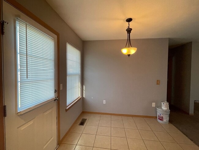 Building Photo - 3 Bedroom Home in Clever Available Now!