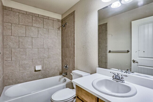 Building Photo - 4 Bedroom Home in East Windsor