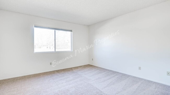 Building Photo - Lovely 3 Bedroom Townhouse ~ Water Included