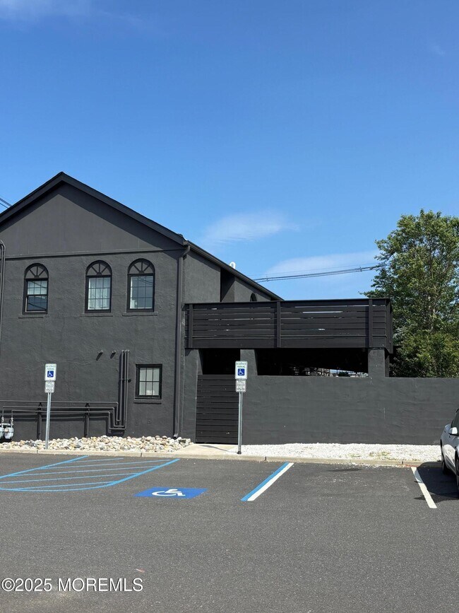 Building Photo - 165 Bay Ave