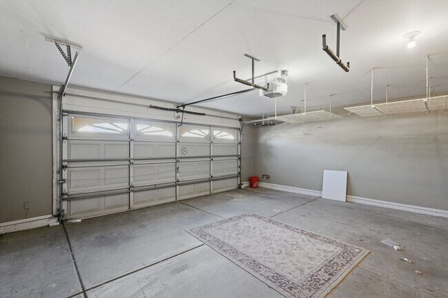 Building Photo - Four beds! Gilbert Location!