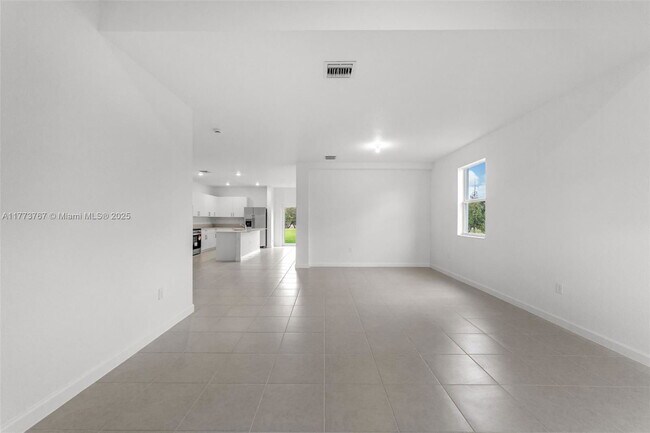 Building Photo - 2700 SE 23rd Ave