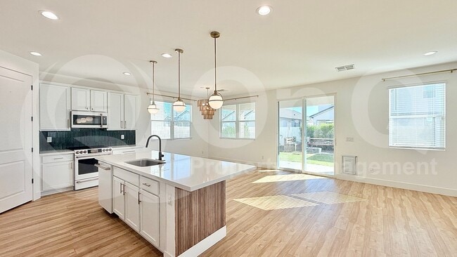 Building Photo - 145 E Mint Ln