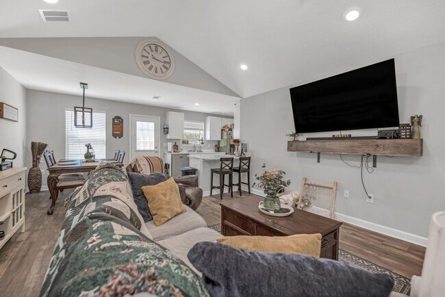 Building Photo - 3 bedrooms 2 bathrooms
