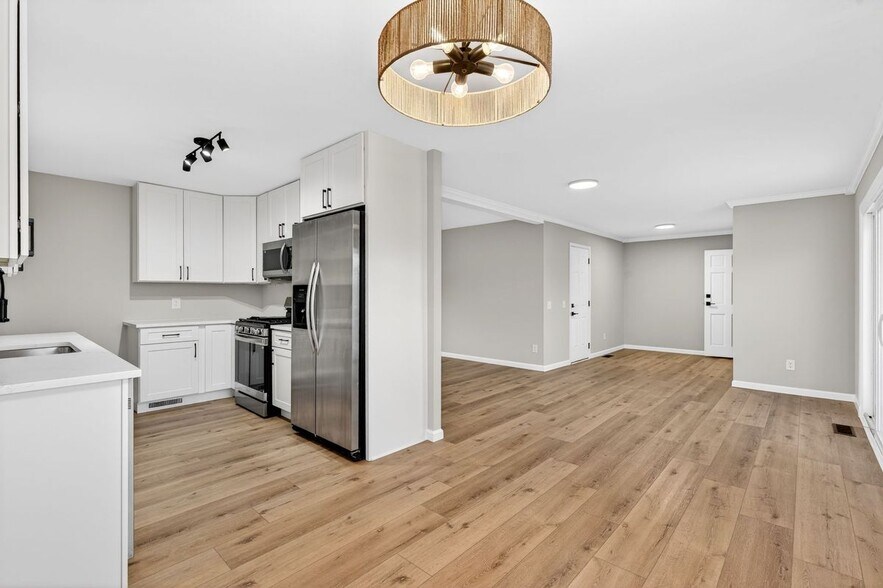 Building Photo - 5016 Fernhill Dr