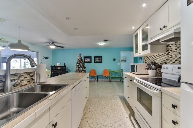 Building Photo - Vacation Rental Amazing Pet Friendly 3 Bed House with a Heated Pool