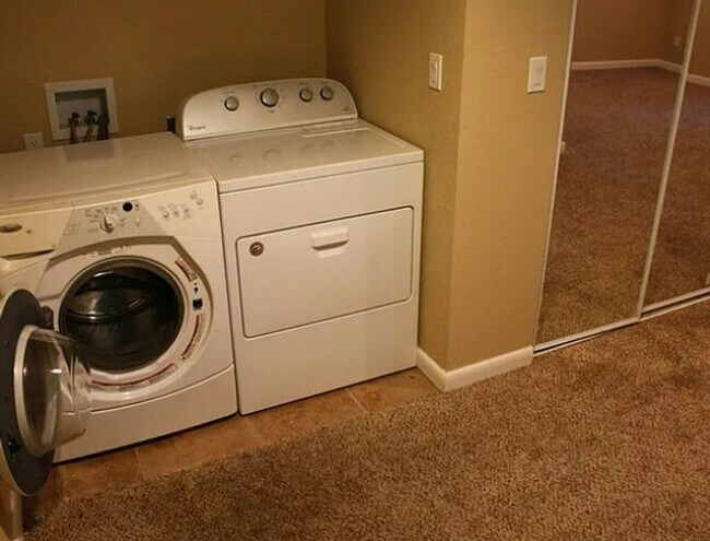 Building Photo - 5-bedroom, 2-bathroom home located in the heart of Colorado Springs