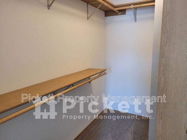Building Photo - 1114 NE Beaumont Ln