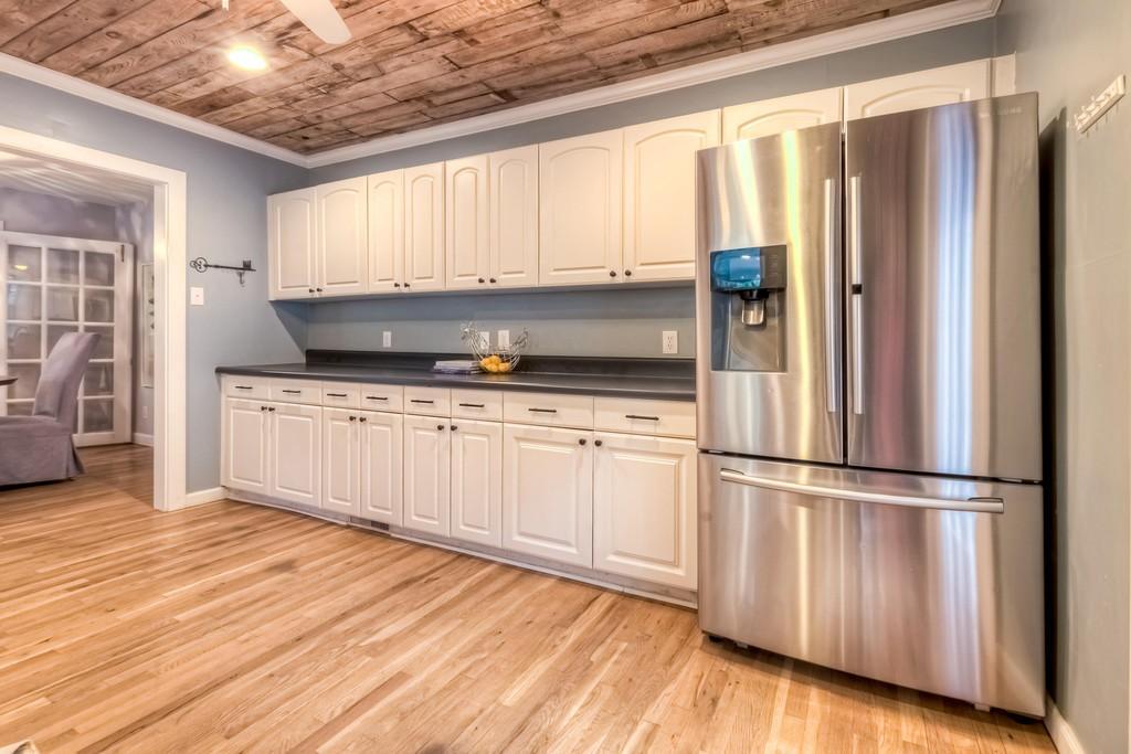 Large French door fridge with in the door water and ice - 408 Woodland Shores Rd