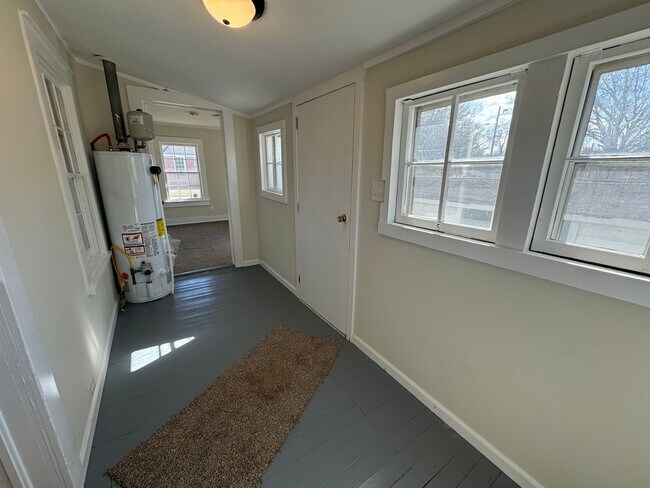 Building Photo - 2 Bedrooms, 1 Bathroom with a Bonus Room -...