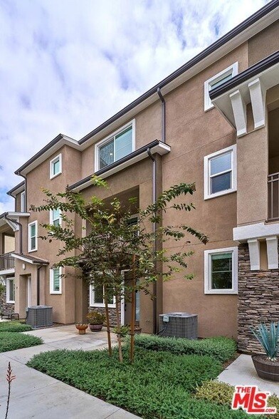 Building Photo - 11737 Florence Ave