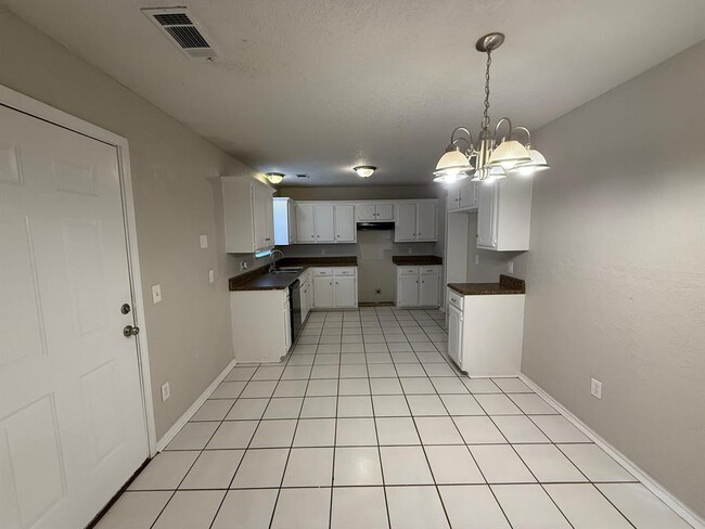 Building Photo - 808 W Elder Dr