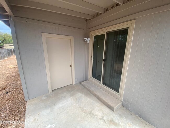 Building Photo - 3325 E Blacklidge Dr