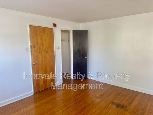 Building Photo - 400 Unruh Ave