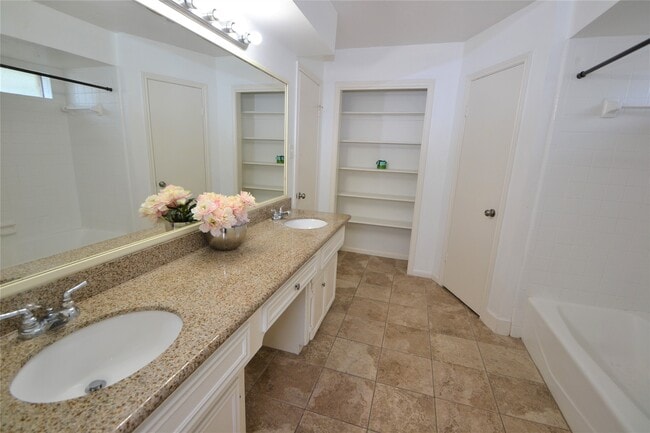 Building Photo - 15927 Tumbling Rapids Dr