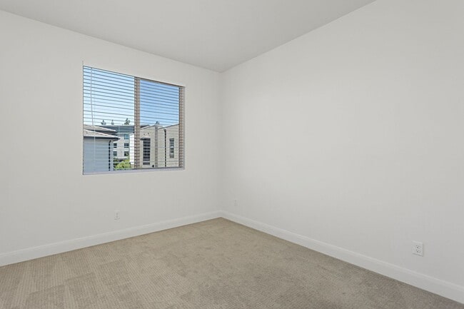 Building Photo - 2116 Solara Ln