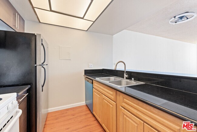 Building Photo - 1745 Camino Palmero St