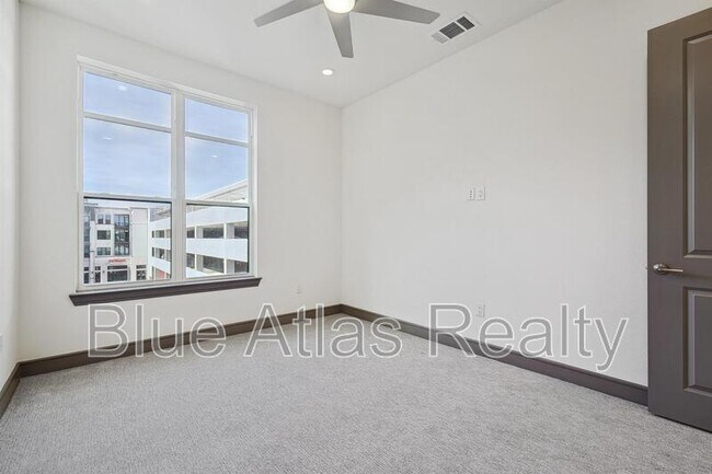 Building Photo - 2700 Old Denton Rd