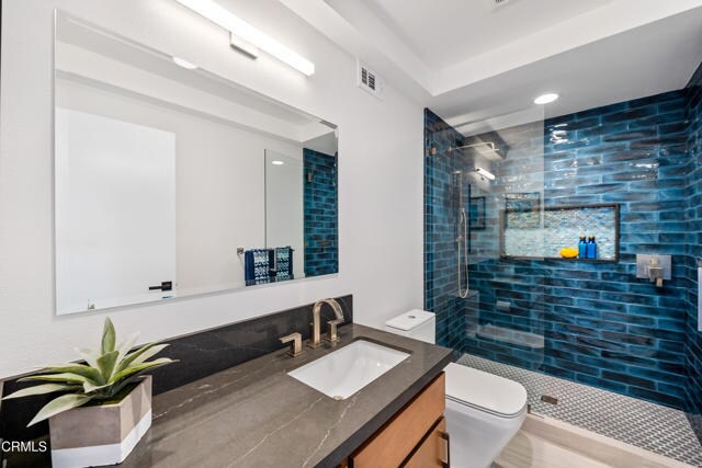 Building Photo - 3810 W Hemlock St