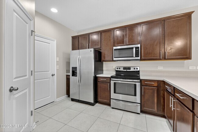 Building Photo - 3910 Buckthorne Dr