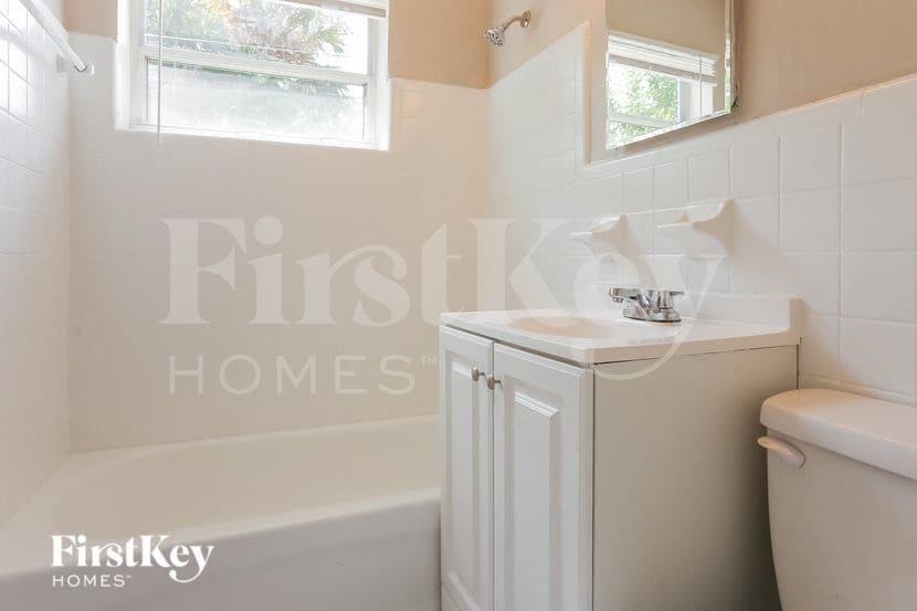 Building Photo - 2700 NE 13th Terrace