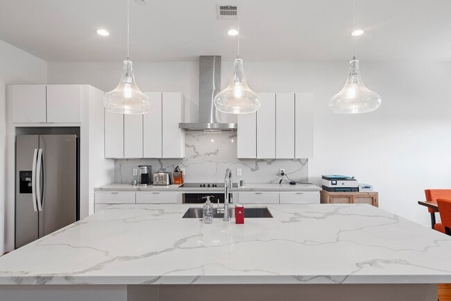 Building Photo - 2239 N MacGregor Way